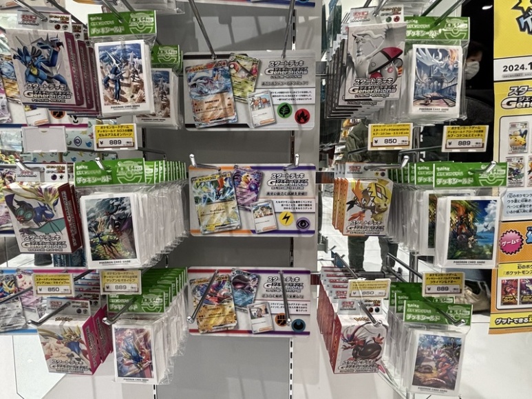 店内のポケモンカードスリーブの品ぞろえ
