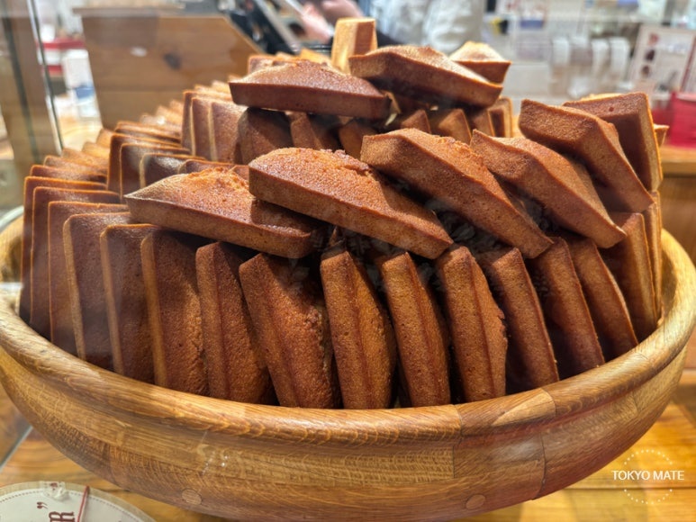 Freshly baked financiers at Noix de Beurre, Isetan Shinjuku