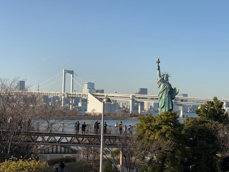 Odaiba Statue of Liberty replica with Rainbow Bridge backdrop