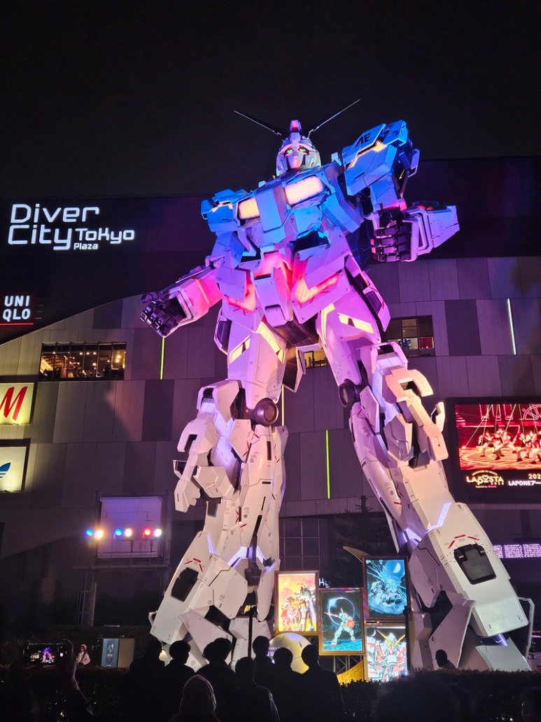 Life-size Unicorn Gundam statue at DiverCity Tokyo Plaza with LED lights