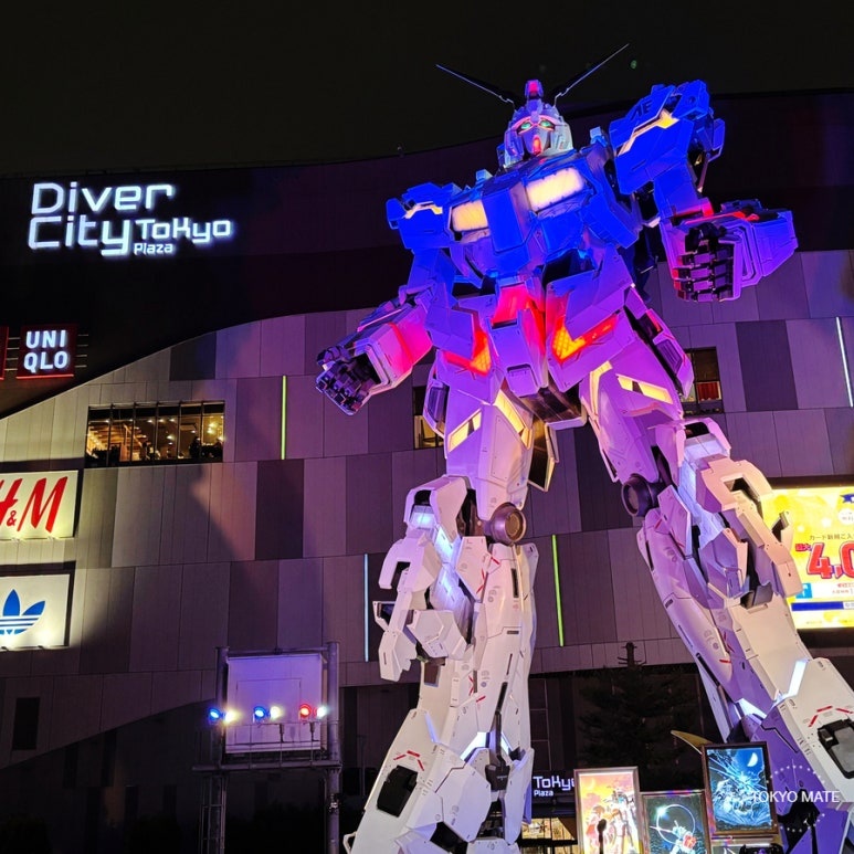 Odaiba Unicorn Gundam Wall-G nighttime show at DiverCity Tokyo Plaza