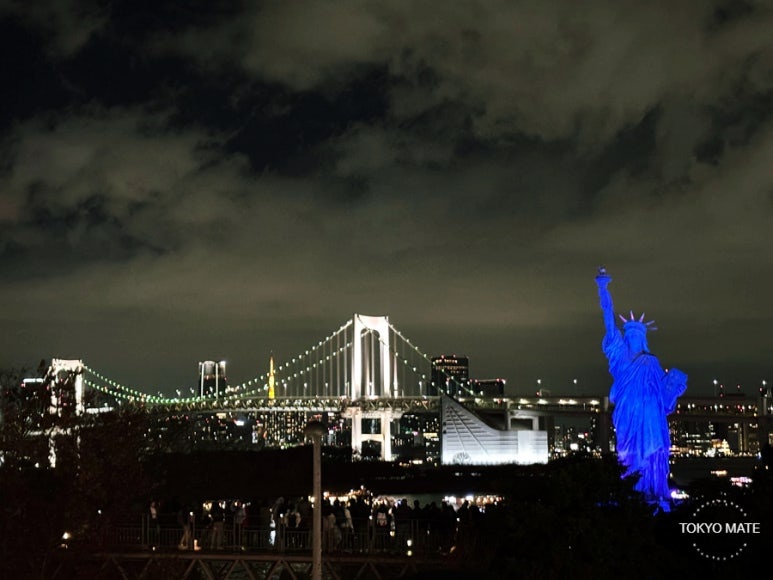 Odaiba Seaside Park with the Rainbow Bridge and the Statue of Liberty