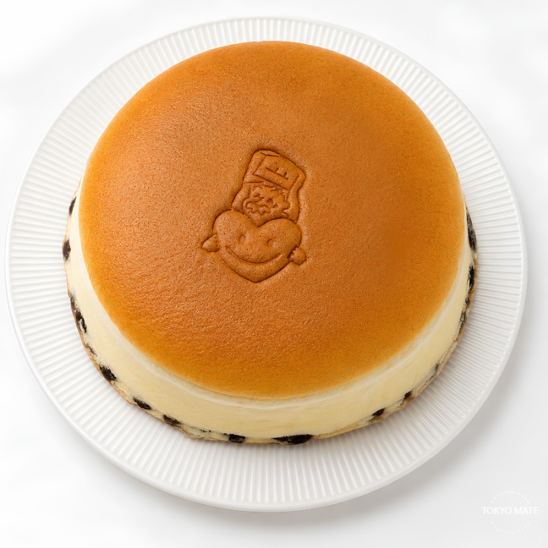 Cross section of Rikuro Ojisan cheesecake showing raisins in the base