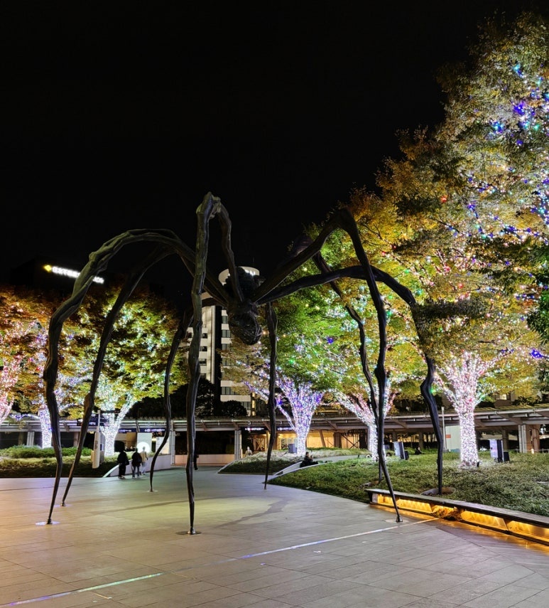 六本木之丘66广场Maman前圣诞树Luminous Bouquet