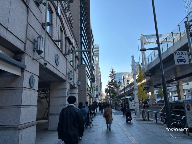 Walking route alongside the elevated highway toward Roppongi Hills