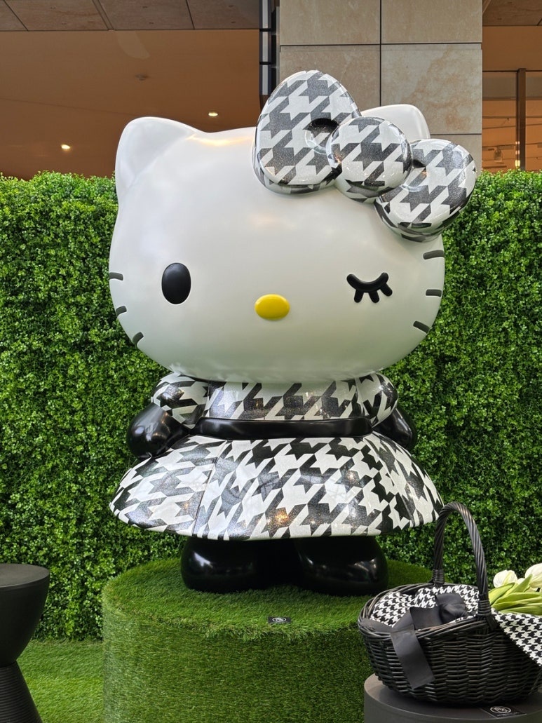 Roppongi Hills Hello Kitty popup photo zone