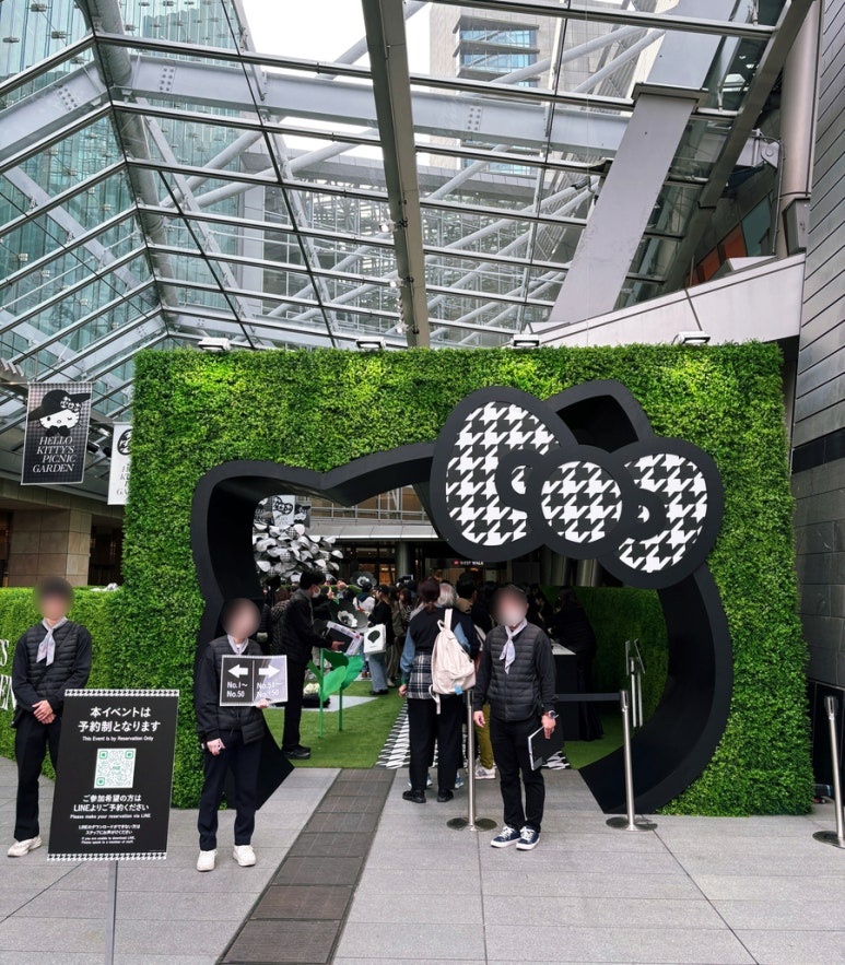 2-meter giant Kitty Face Gate