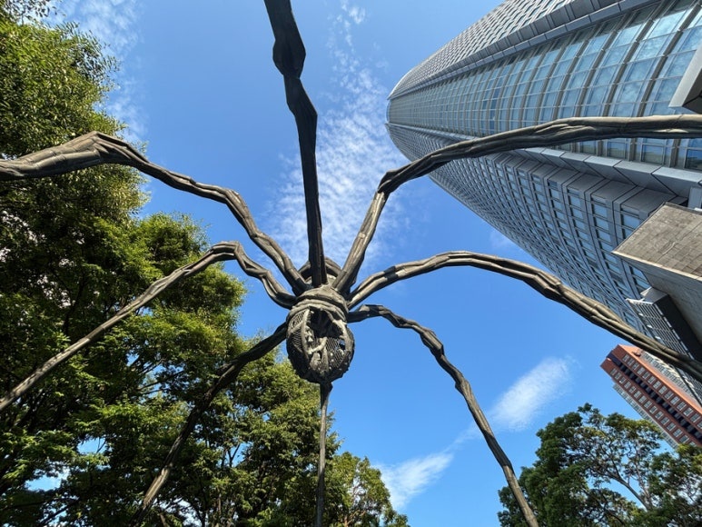 Maman spider sculpture in front of Roppongi Hills Mori Tower