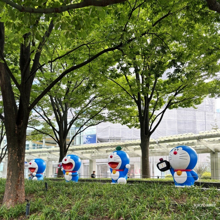 Roppongi Hills 66 Plaza Doraemon holding a secret gadget