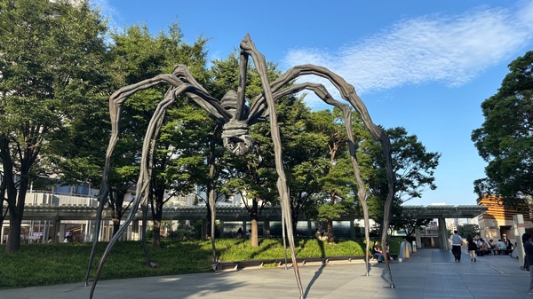Maman spider sculpture at Roppongi Hills 66 Plaza