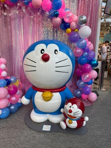 Doraemon figures lined up in the TV Asahi atrium