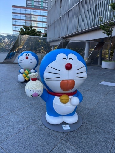 Doraemon figures near the exit on the opposite side of TV Asahi