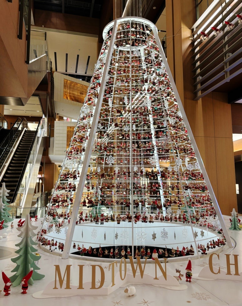 Gorgeous Christmas decorations inside Roppongi Midtown Galleria