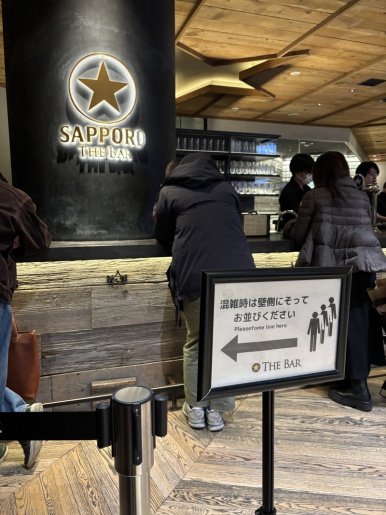 Queue sign at Sapporo The Bar Ginza asking customers to line up along the wall