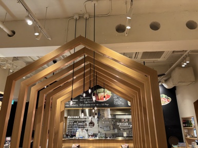 Ivorish 渋谷店の木目調の内装とオープンキッチン