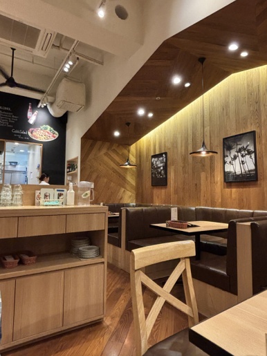 天井の高いIvorish 渋谷店の居心地の良いダイニングエリア