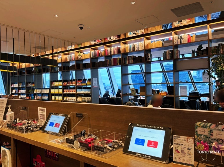 Window-side single seat at the Shibuya Scramble Square Share Lounge