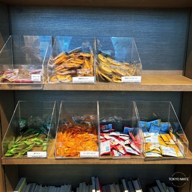 Sweets and nuts at the Shibuya Tsutaya Share Lounge