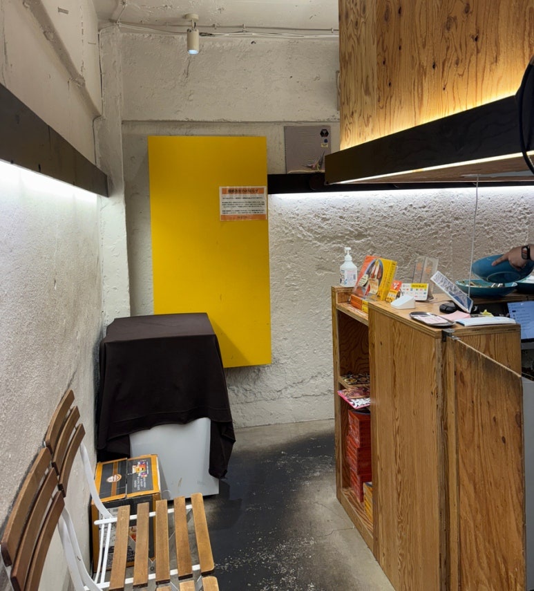 新宿咖喱店 Epitaph Curry 12席吧台内部全景和等候区