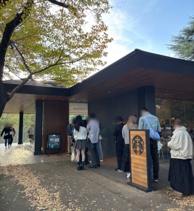 Shinjuku Gyoen Starbucks waiting | Mobile order tips and queue scene