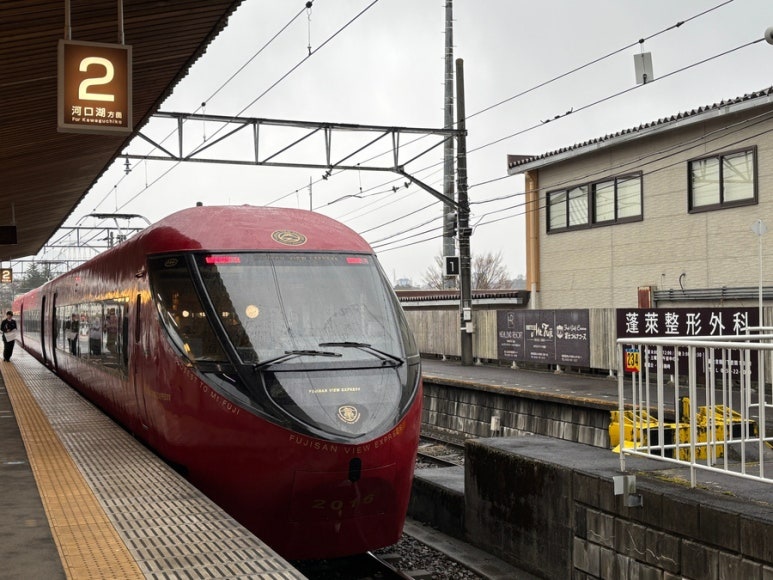 Fujisan View Limited Express operating between Otsuki and Fuji-Q Highland stations