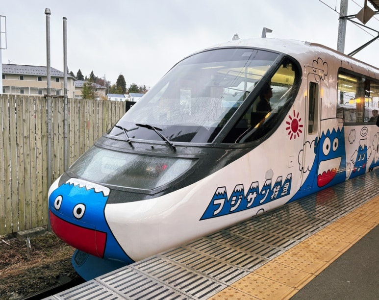 Fujisan Limited Express operating between Otsuki and Fuji-Q Highland stations