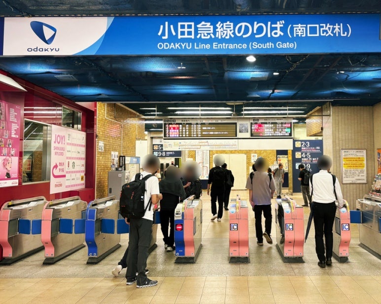 Odakyu Line Shinjuku Station south gate luggage storage coin locker location