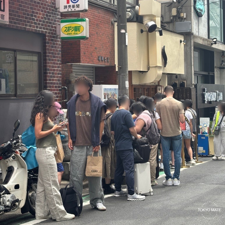 The waiting queue in front of Udon Shin