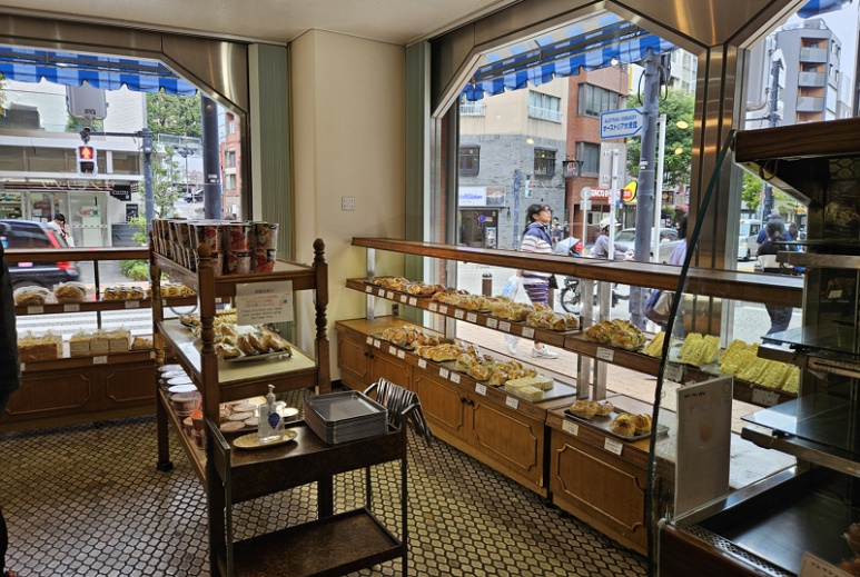 St. Moritz Roppongi bakery storefront