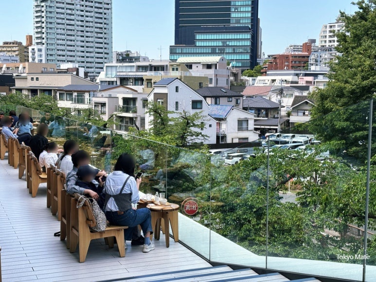 Beautiful view of the Nakameguro Meguro River from the 3F outdoor terrace