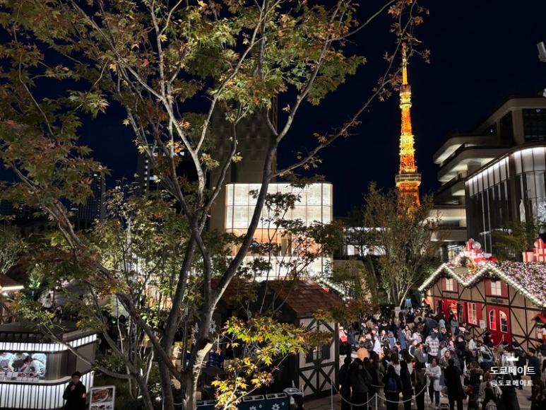 Azabudai Hills where you can enjoy Tokyo Tower view and Christmas market together