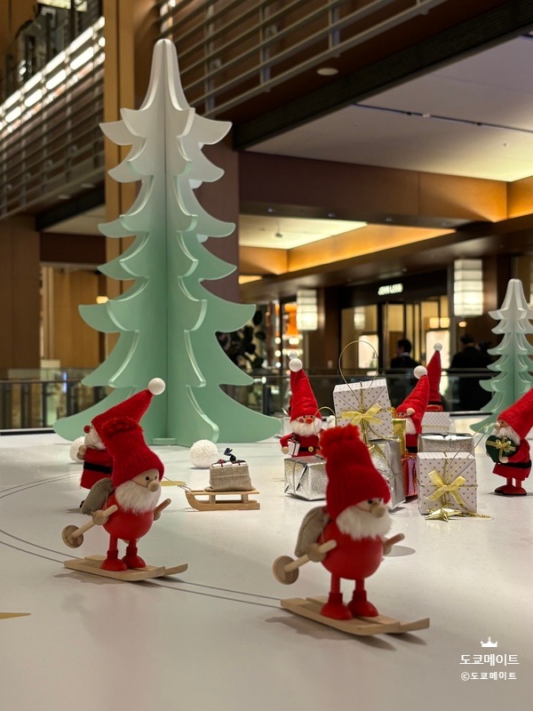 Roppongi Tokyo Midtown Santa tree