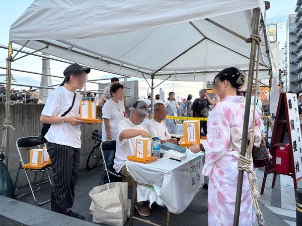 隅田川灯籠流しの灯籠を購入する様子