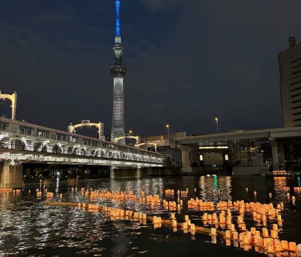 隅田川灯籠流しの夏祭りの情景