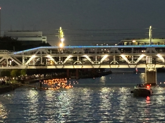 吾妻橋から見た隅田川の灯籠流し