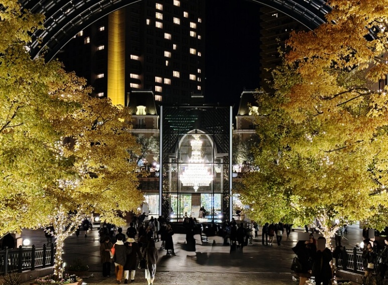 Night view of the world's largest Baccarat chandelier, symbol of Ebisu Garden Place