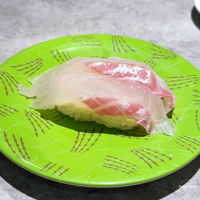 Live sea bream nigiri at Nemuro Hanamaru Korakuen