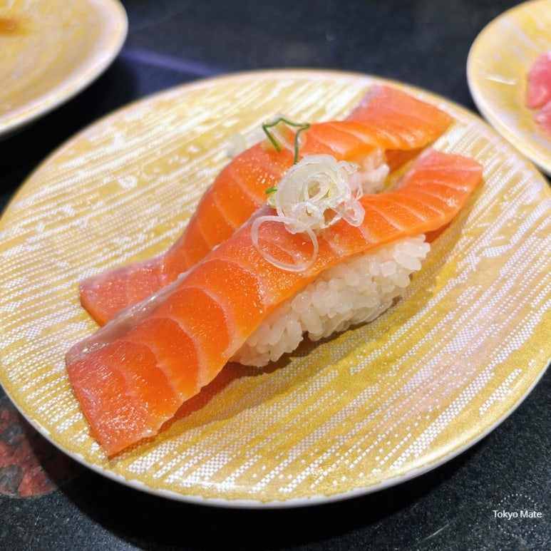 Thick-cut neta conveyor belt sushi at Katsumidori Shibuya