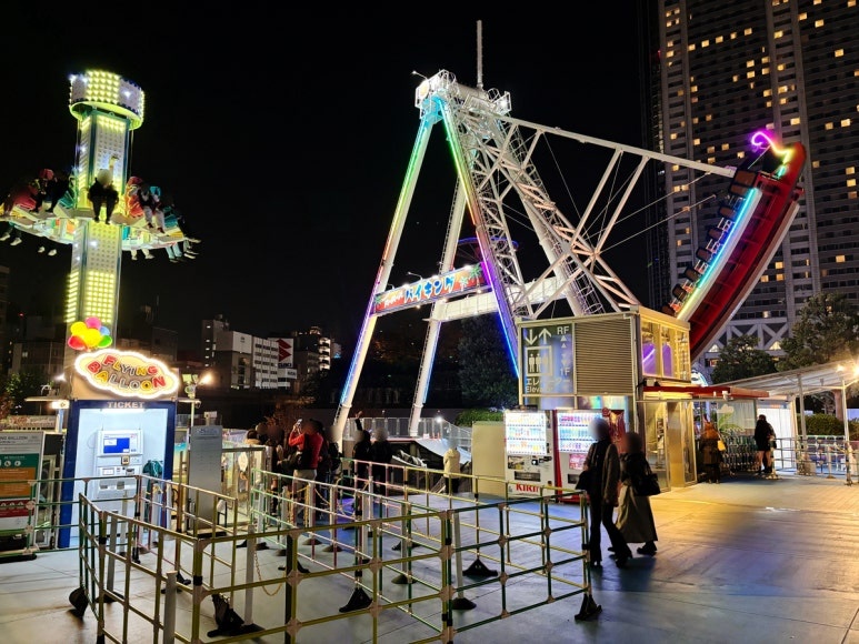 Tokyo Dome City Viking and Flying Balloon attractions