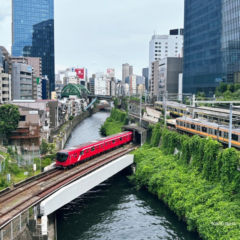 Tokyo Ochanomizu Hijiribashi train view and Suzume filming location