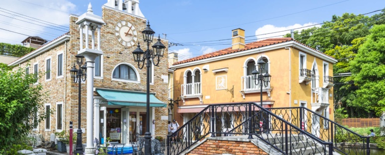 自由が丘女神まつりのストリートシーンとパフォーマー