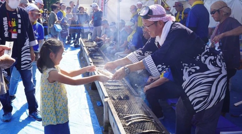 目黒のさんま祭りで新鮮なさんまを焼く様子