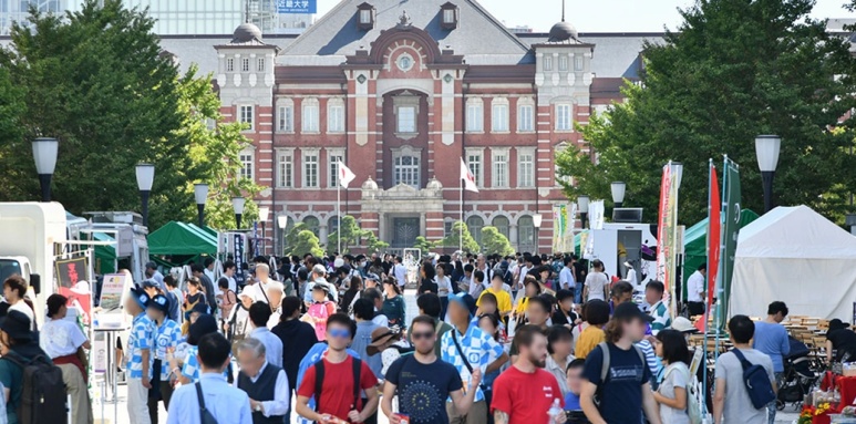 丸の内での東京味わいフェスタの屋台と来場者