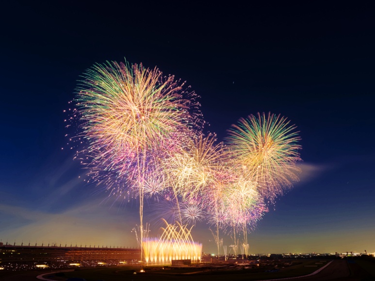 Free viewing of the Tokyo Racecourse Fireworks from the Tama River bank outside the venue
