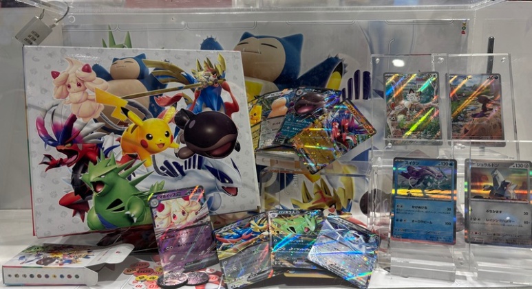 Display case showing the cards, coins and deck box inside the Special Battle Set