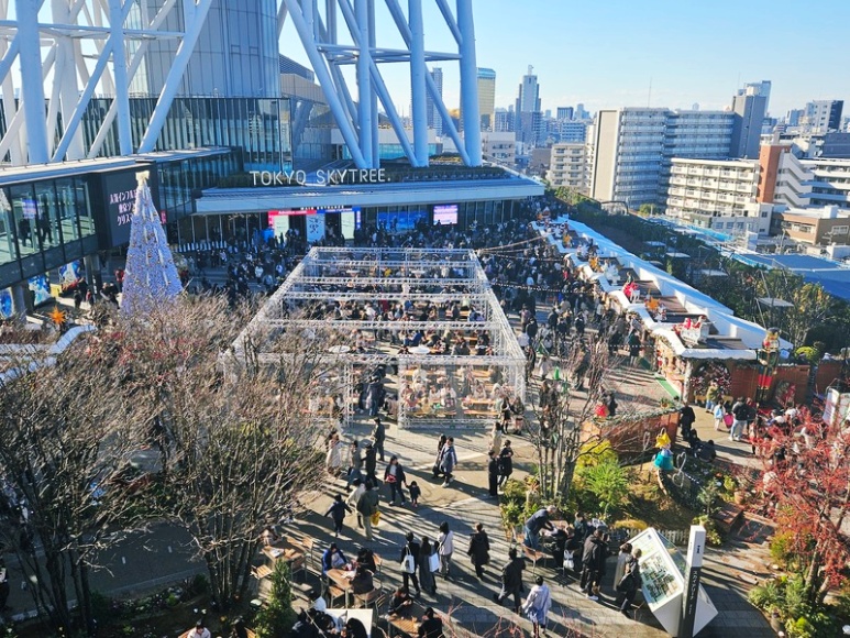 Solamachi Starbucks panoramic view of Tokyo Skytree