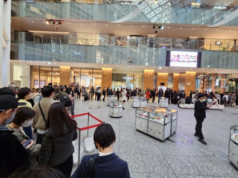 Queue line on 1st floor of KITTE before Nemuro Hanamaru opens