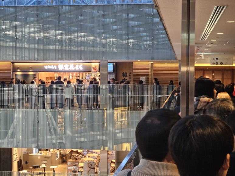 Queue on 5th floor outside Nemuro Hanamaru