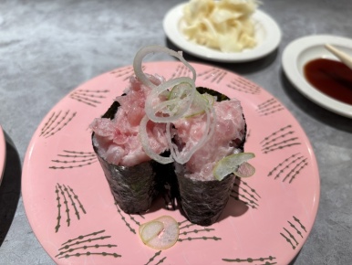 Chopped tuna gunkan roll at Nemuro Hanamaru, 308 yen
