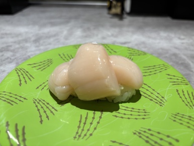 Double-layer scallop sushi at Nemuro Hanamaru, 418 yen